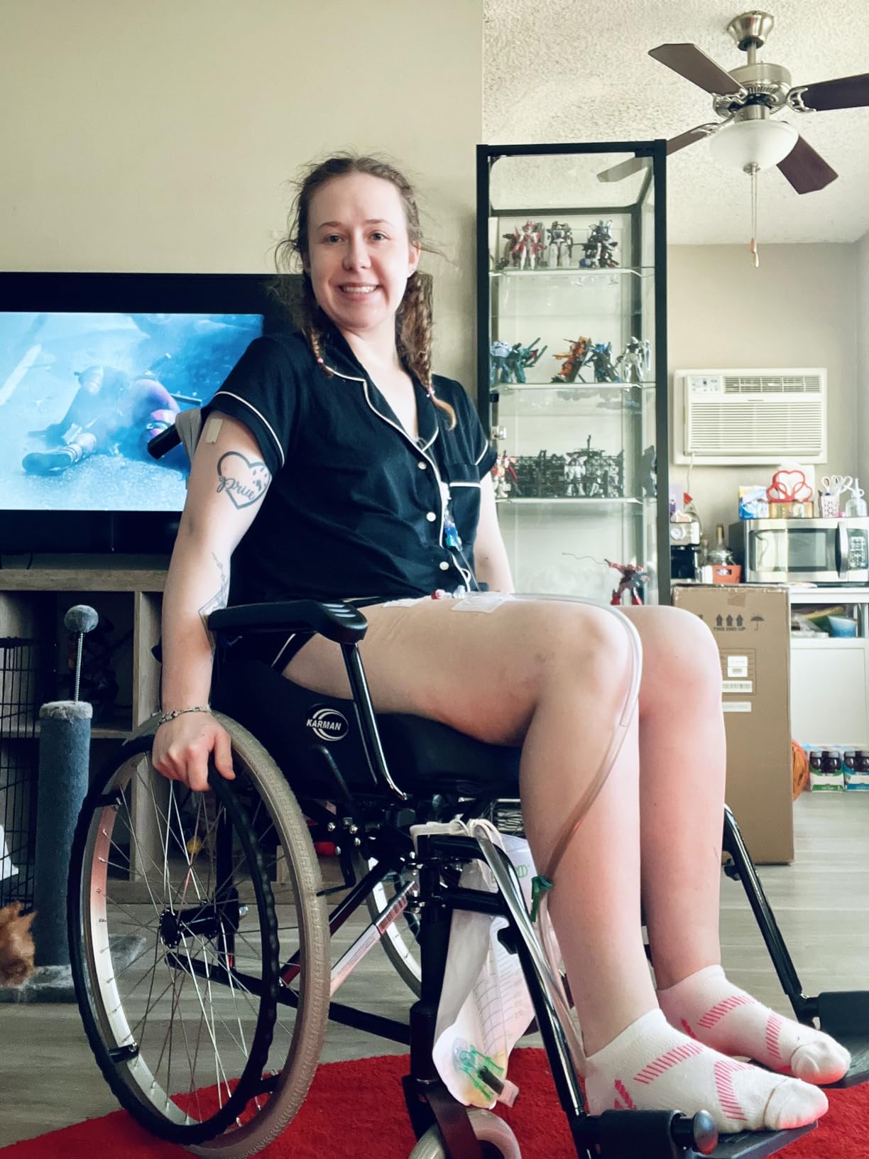 Karman 24 pounds LT-980 Ultra Lightweight Wheelchair, Black customer photo 2