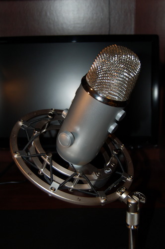 Logitech Creators Blue Yeti USB Microphone for PC, Mac, Gaming, Recording, Streaming, Podcasting, Studio and Computer Condenser Mic with Blue VO!CE effects, 4 Pickup Patterns, Plug and Play - Blackout customer photo 1