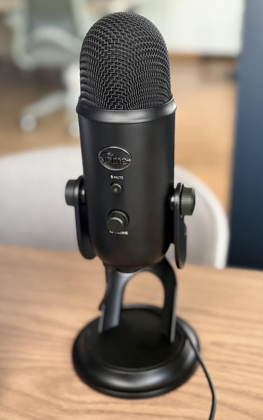 Logitech Creators Blue Yeti USB Microphone for PC, Mac, Gaming, Recording, Streaming, Podcasting, Studio and Computer Condenser Mic with Blue VO!CE effects, 4 Pickup Patterns, Plug and Play - Blackout customer photo 2