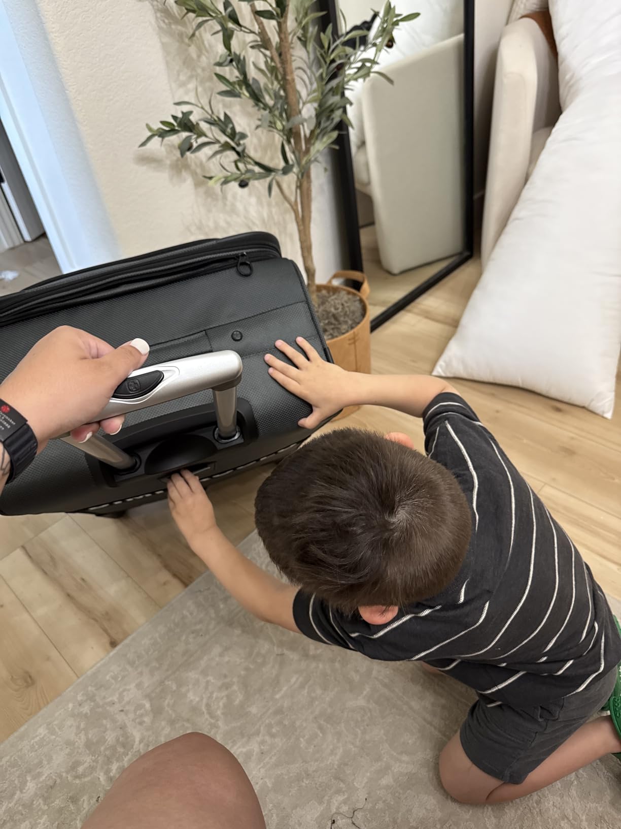 SWISSGEAR Sion Softside Expandable Spinner Luggage Durable Lightweight Travel Suitcase, Black, Checked-Large customer photo 1