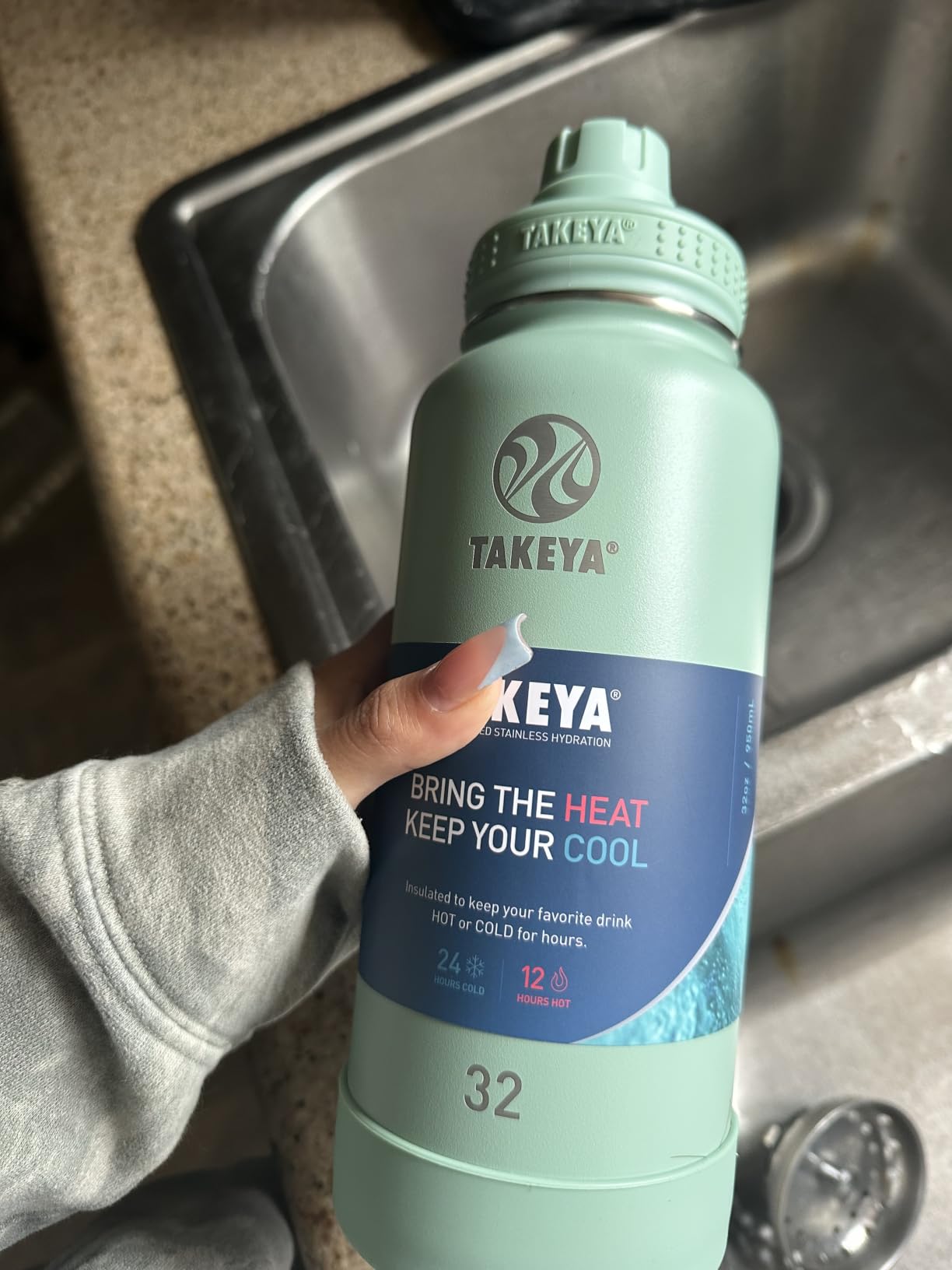 Takeya Actives Stainless Steel Water Bottle, Insulated Spout Lid, Keeps Drinks Cold 24 Hrs, Leakproof, Durable, Dishwasher Safe, Ideal for Gym, Travel, Fits Most Cup Holders, 24 oz/Onyx customer photo 2
