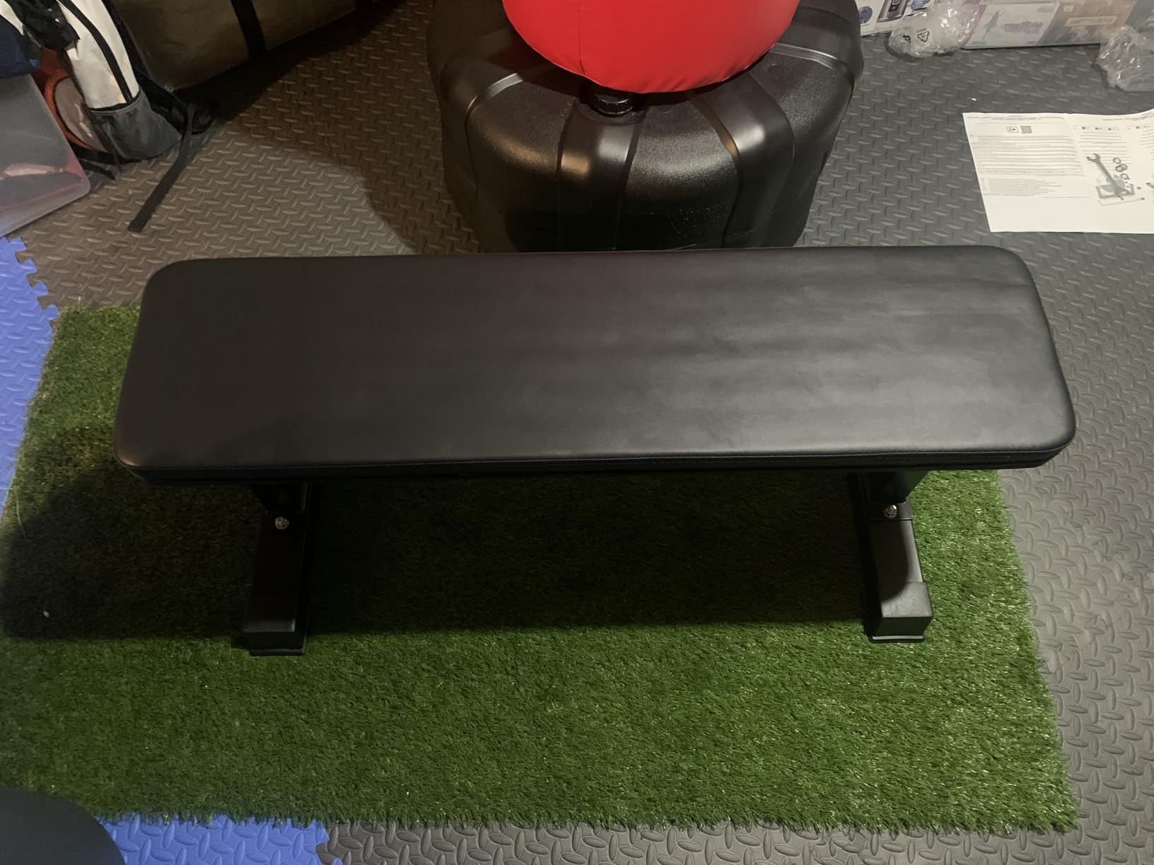 Amazon Basics Sturdy Flat Weight Bench for Home Gym, Strength Training, Stable Assembly, Black customer photo 2