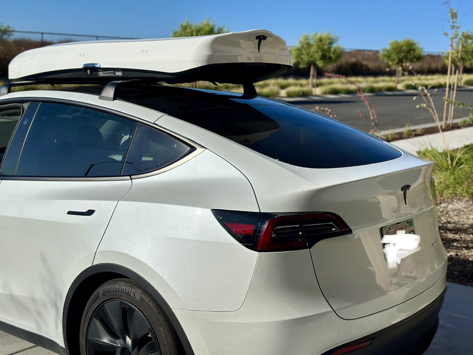 INNO WEDGE660 White 11 cu ft, Roof Rack, Roof Box, Cargo Box, hard shell, Low profile, Cargo Box, Dual‑Side Opening with Locks, Made in Japan, Compatible with Aero & Square Bars, Tool Free install customer photo 1