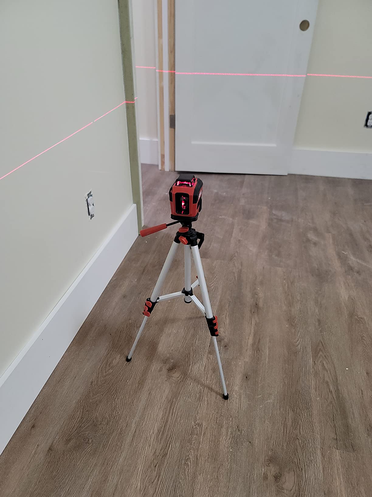 SKIL 65ft. 360° Red Self-Leveling Cross Line Laser Level with Horizontal and Vertical Lines Rechargeable Lithium Battery USB Charging Port, Compact Tripod & Carry Bag Included - LL932201 customer photo 1