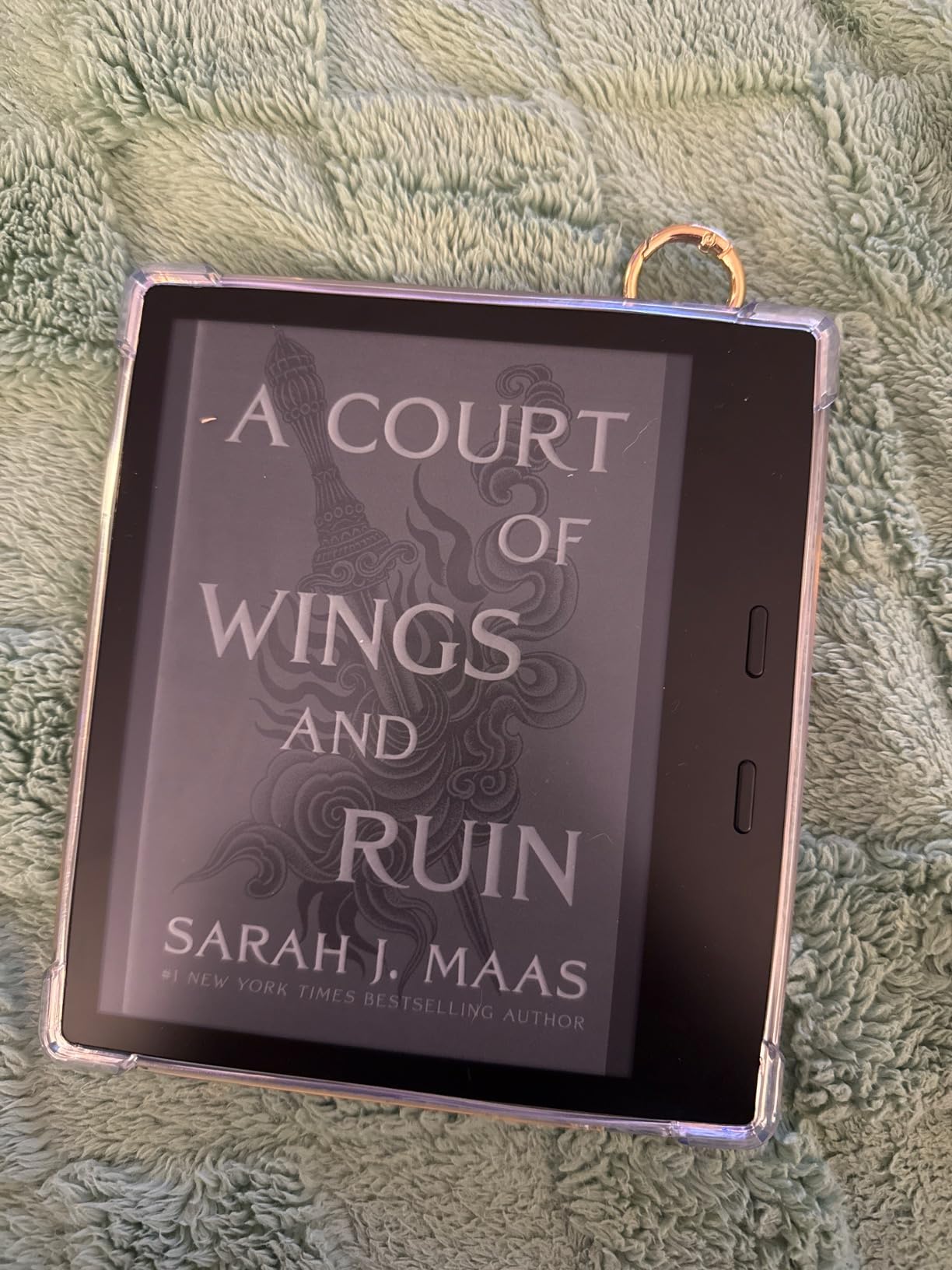 Kindle Oasis – With 7” display and page turn buttons – Wi-Fi + Free Cellular Connectivity, 32 GB, Graphite customer photo 2