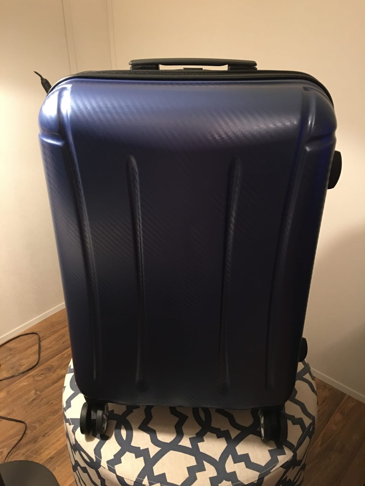Amazon Basics 30-Inch Hardside Checked Spinner Luggage With TSA Lock, Lightweight Expandable Suitcase, Scratch-Resistant Surface, 8 Multi-directional Wheels, Black customer photo 2