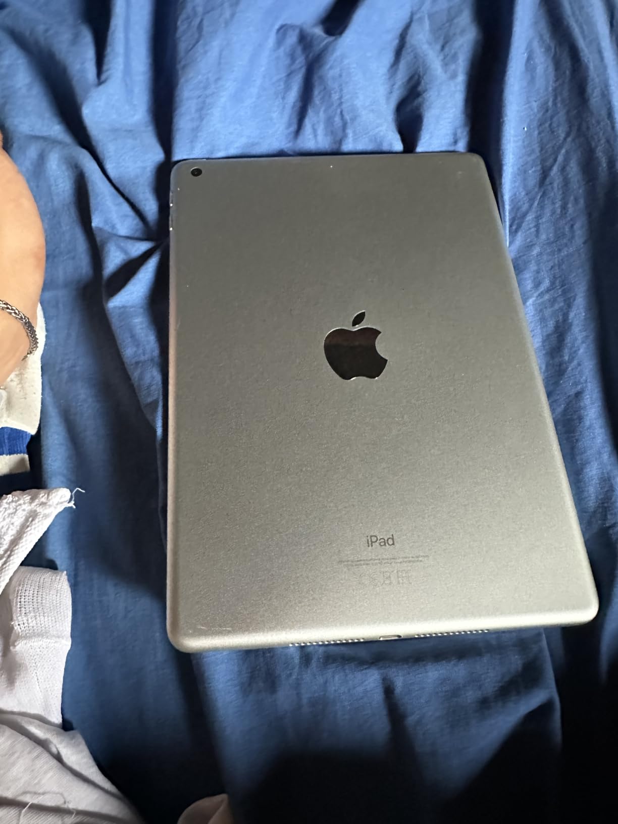 Apple iPad Early 2018 (9.7-inch, Wi-Fi, 32GB) - Space Gray (Renewed) customer photo 2