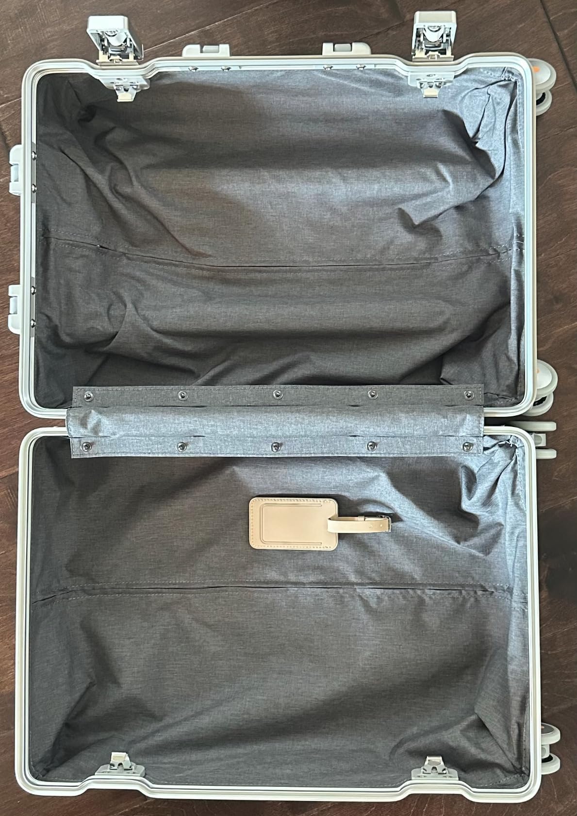 LEVEL8 Gibraltar Carry on Luggage, 20 Inch Aluminum Zipperless Luggages Airline Approved, Hardside Suitcase with TSA Lock and Spinner Wheels, Silver customer photo 2