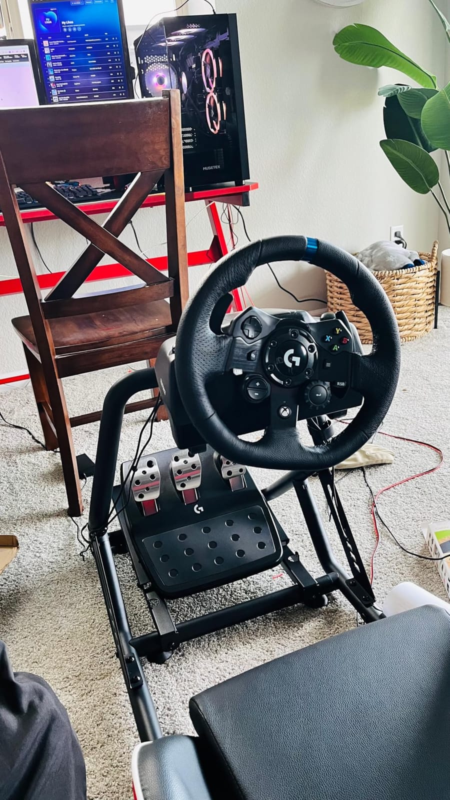 Logitech G923 Racing Wheel and Pedals for Playstation/PS5/PS4 & PC customer photo 1