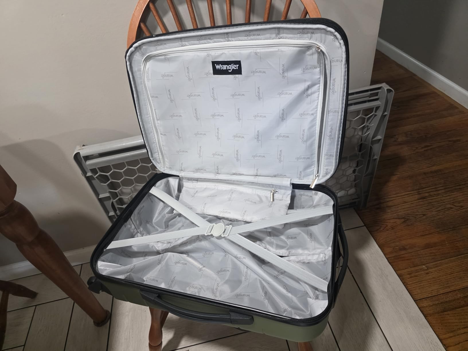 Wrangler Smart Spinner Hardside Luggage, 22-Inch Carry-On, Black customer photo 1