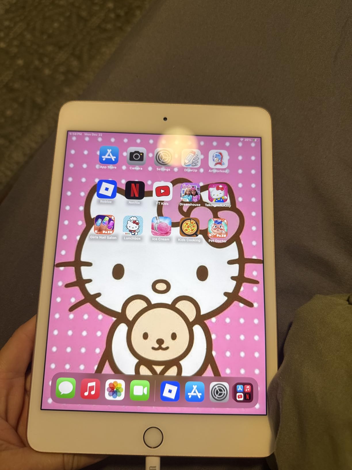 Apple iPad Mini 5th Generation, Wi-Fi, 64GB - Silver (Renewed) customer photo 2