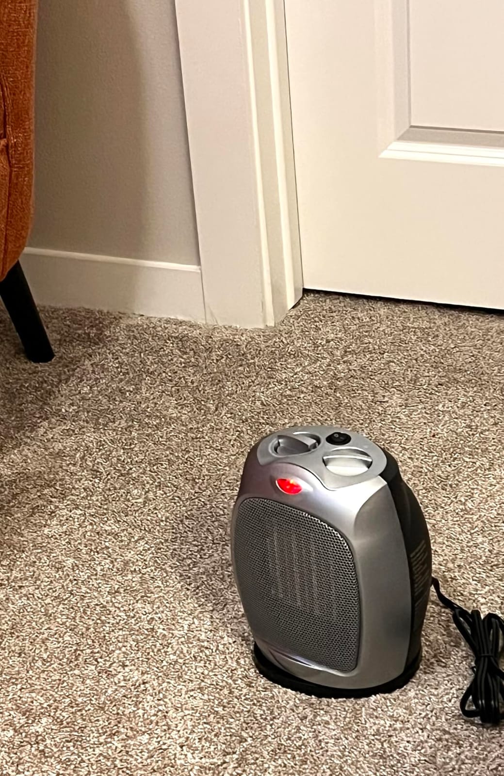 Amazon Basics Oscillating Ceramic Space Heater, Portable Fast Heating Indoor Solution, With Overheat and Tip-Over Protection, Thermostat, 1500W, 7.52