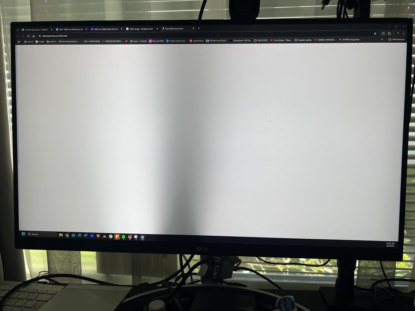 LG 27UN850-W Ultrafine Computer Monitor 27-Inch UHD 4K UHD 2160p IPS with VESA DisplayHDR 400 AMD FreeSync and USB-C - White/Silver customer photo 1
