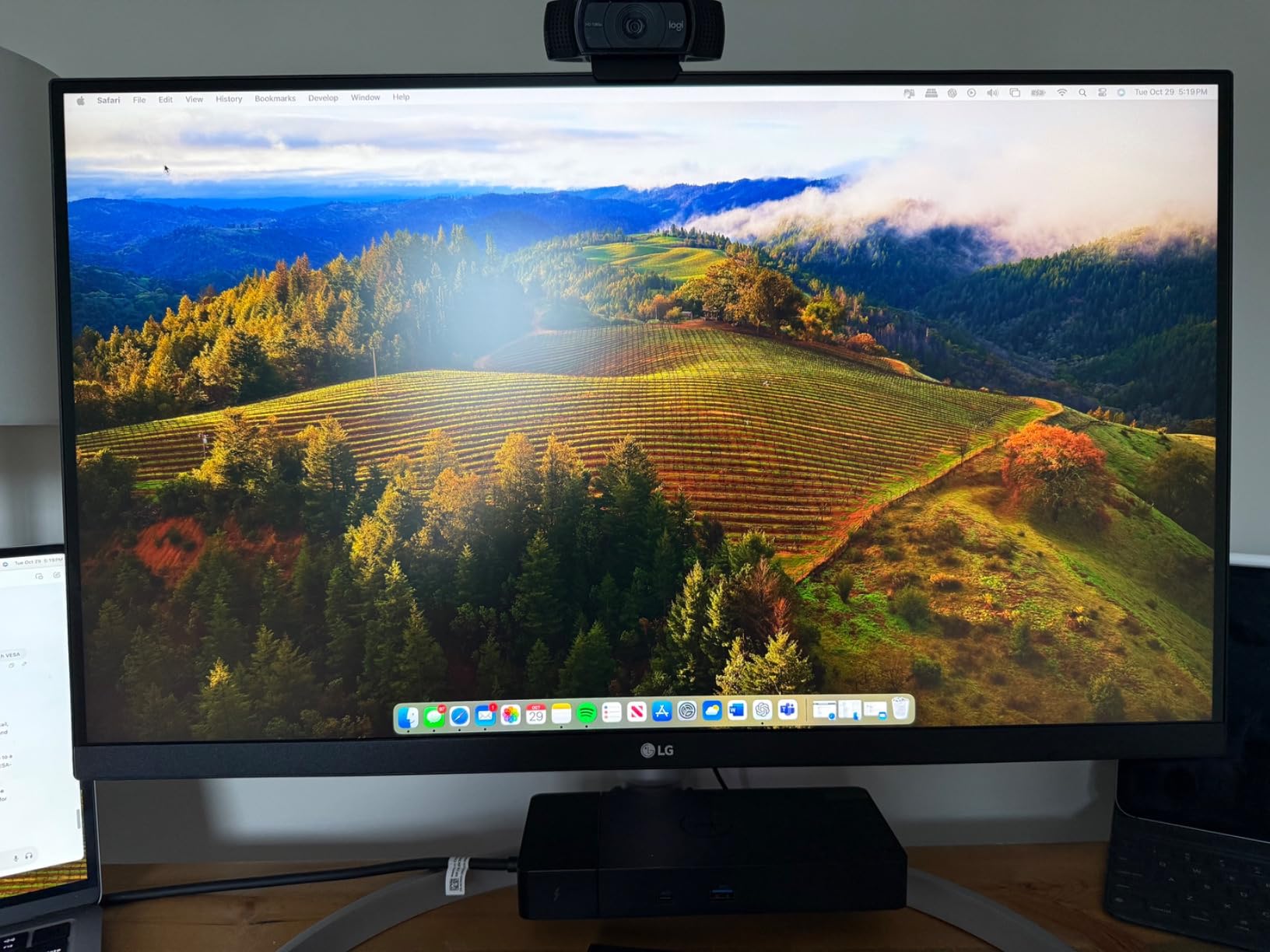 LG 27UN850-W Ultrafine Computer Monitor 27-Inch UHD 4K UHD 2160p IPS with VESA DisplayHDR 400 AMD FreeSync and USB-C - White/Silver customer photo 2