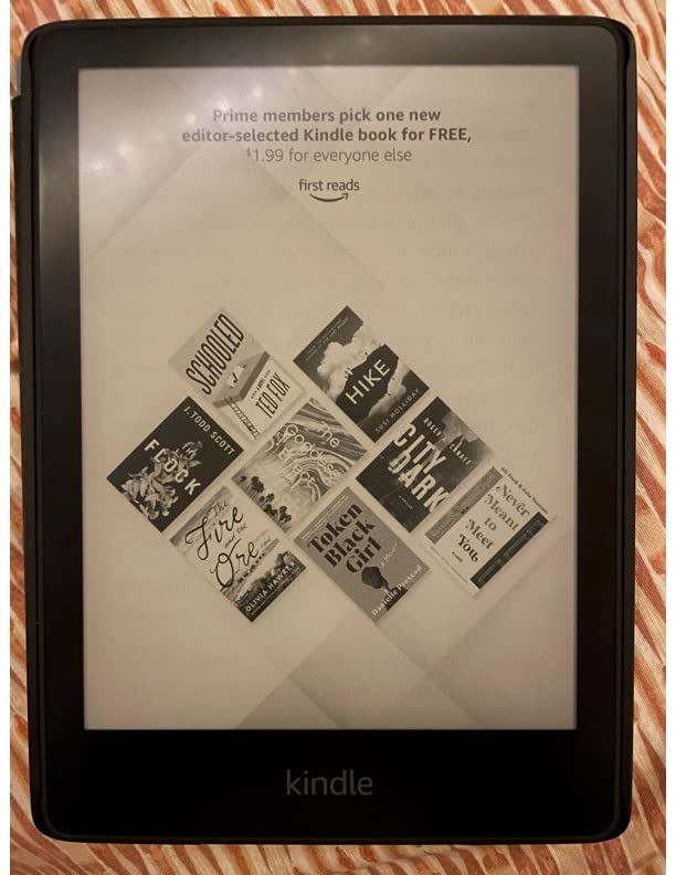 Amazon Kindle Paperwhite (8 GB) – Now with a larger display, adjustable warm light, increased battery life, and faster page turns – Black customer photo 1