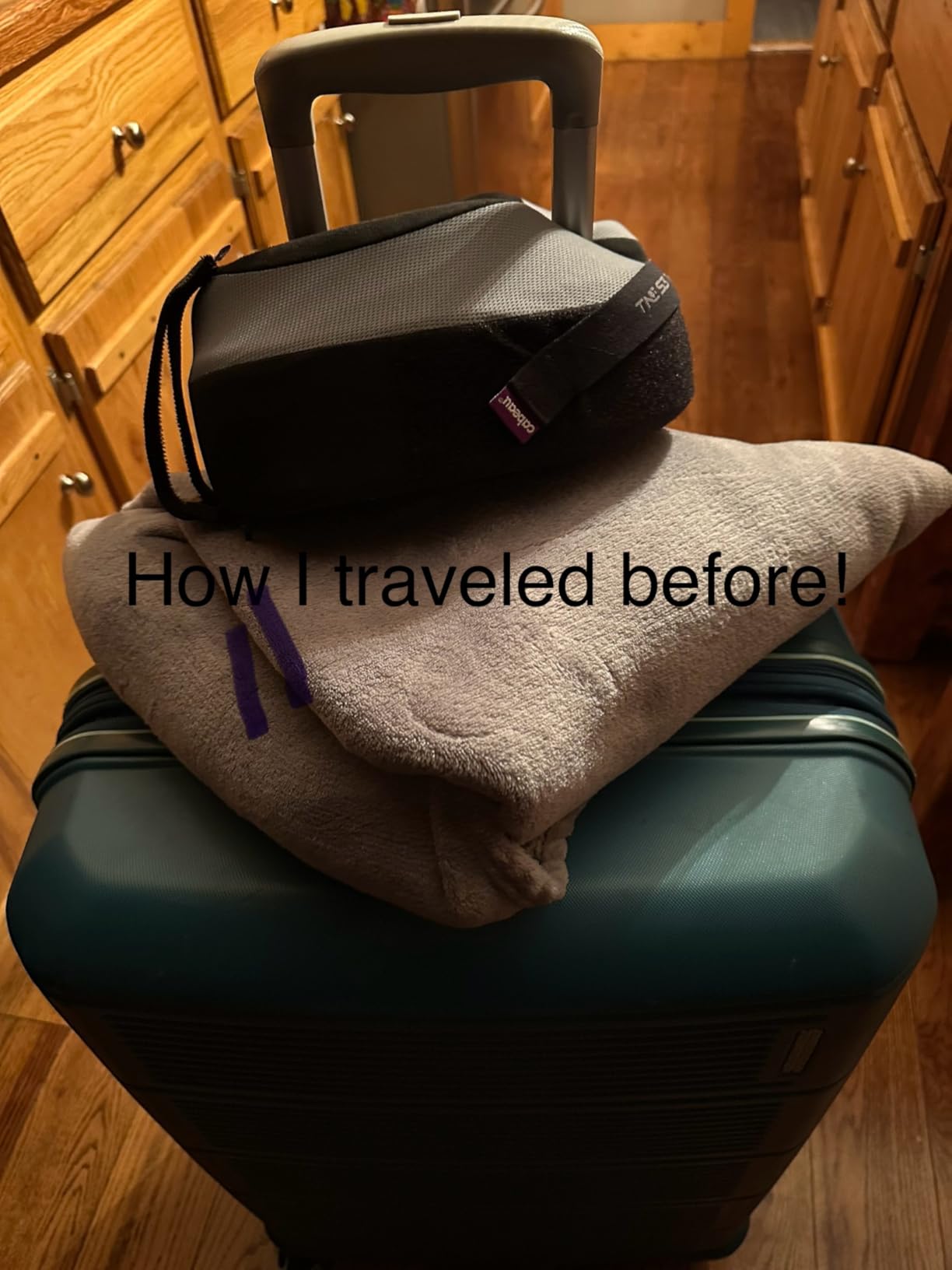 EverSnug Travel Blanket and Pillow - Premium Soft 2 in 1 Airplane Blanket with Soft Bag Pillowcase, Hand Luggage Sleeve and Backpack Clip (Grey) customer photo 2