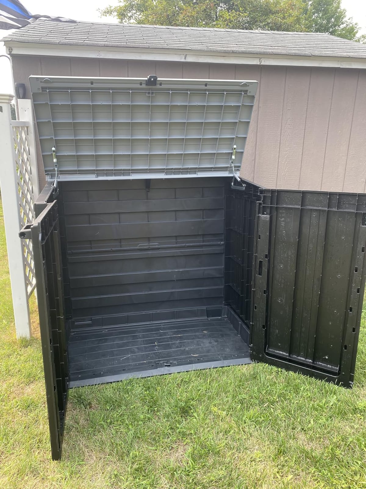 Keter Store-It-Out MIDI Outdoor Resin Storage Shed – Weather-Resistant Horizontal Cabinet for Trash Cans, Garden Tools & Patio Accessories – Lockable, Easy-Lift Lid, 30 Cu. Ft. Capacity, Beige customer photo 2