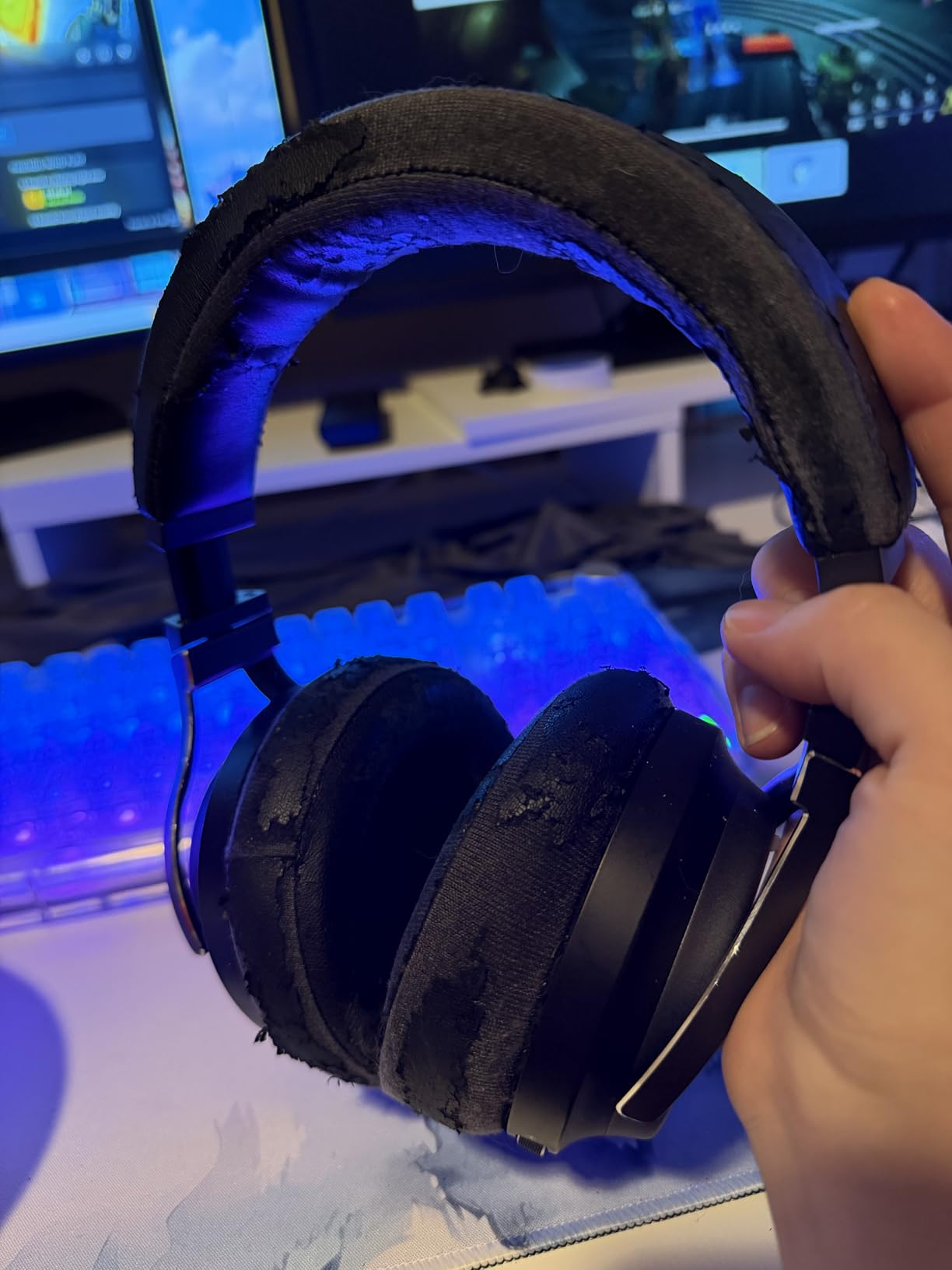 Corsair Virtuoso RGB Wireless XT Bluetooth PC, PS5, Switch Gaming Headset customer photo 2