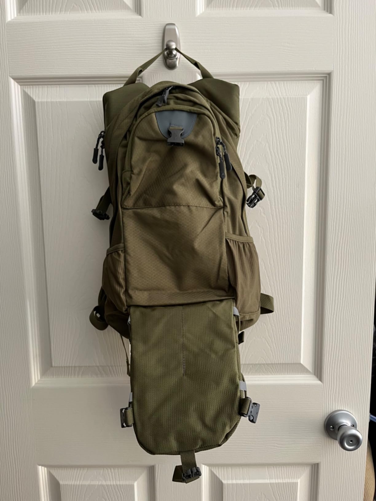 Teton Oasis/Trailrunner Hydration Backpack – Lightweight Water Pack with 2L/3L Bladder for Hiking, Running, Cycling, Biking 18L/22L Sizes – Sewn-in Rain Cover – Fits Men and Women customer photo 2