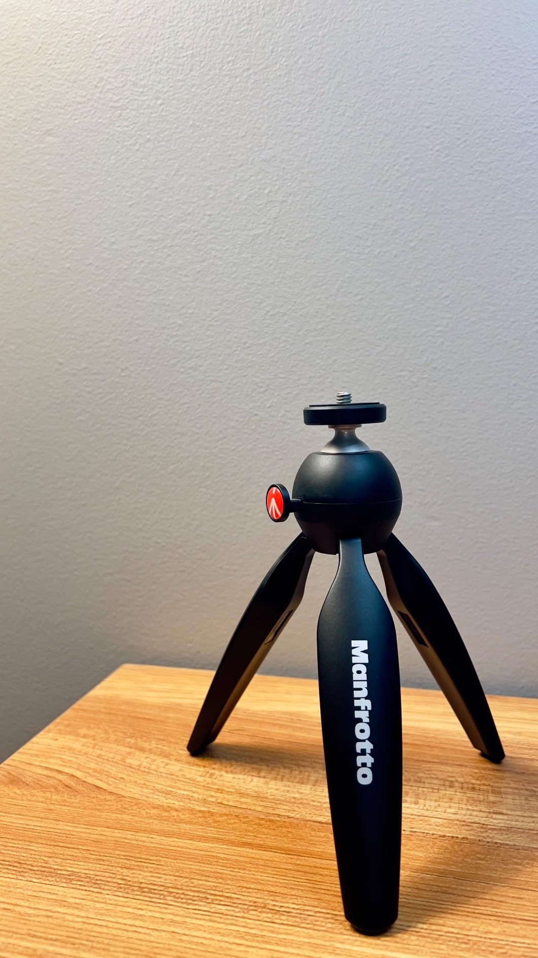 Manfrotto MTPIXIMII-B, PIXI Mini Tripod with Handgrip for Compact System Cameras, for DSLR, Mirrorless, Video, Made in Italy, Technopolymer and Aluminum, Black customer photo 1