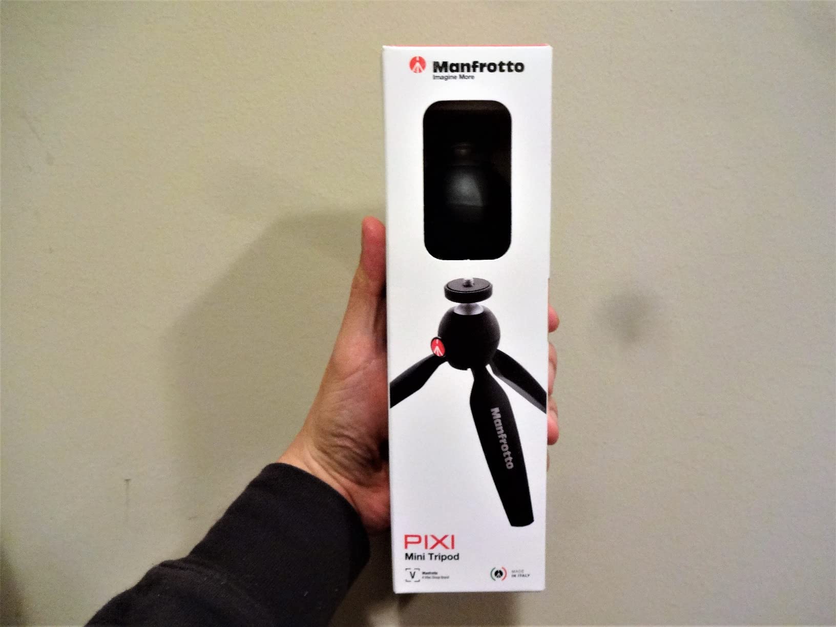 Manfrotto MTPIXIMII-B, PIXI Mini Tripod with Handgrip for Compact System Cameras, for DSLR, Mirrorless, Video, Made in Italy, Technopolymer and Aluminum, Black customer photo 2