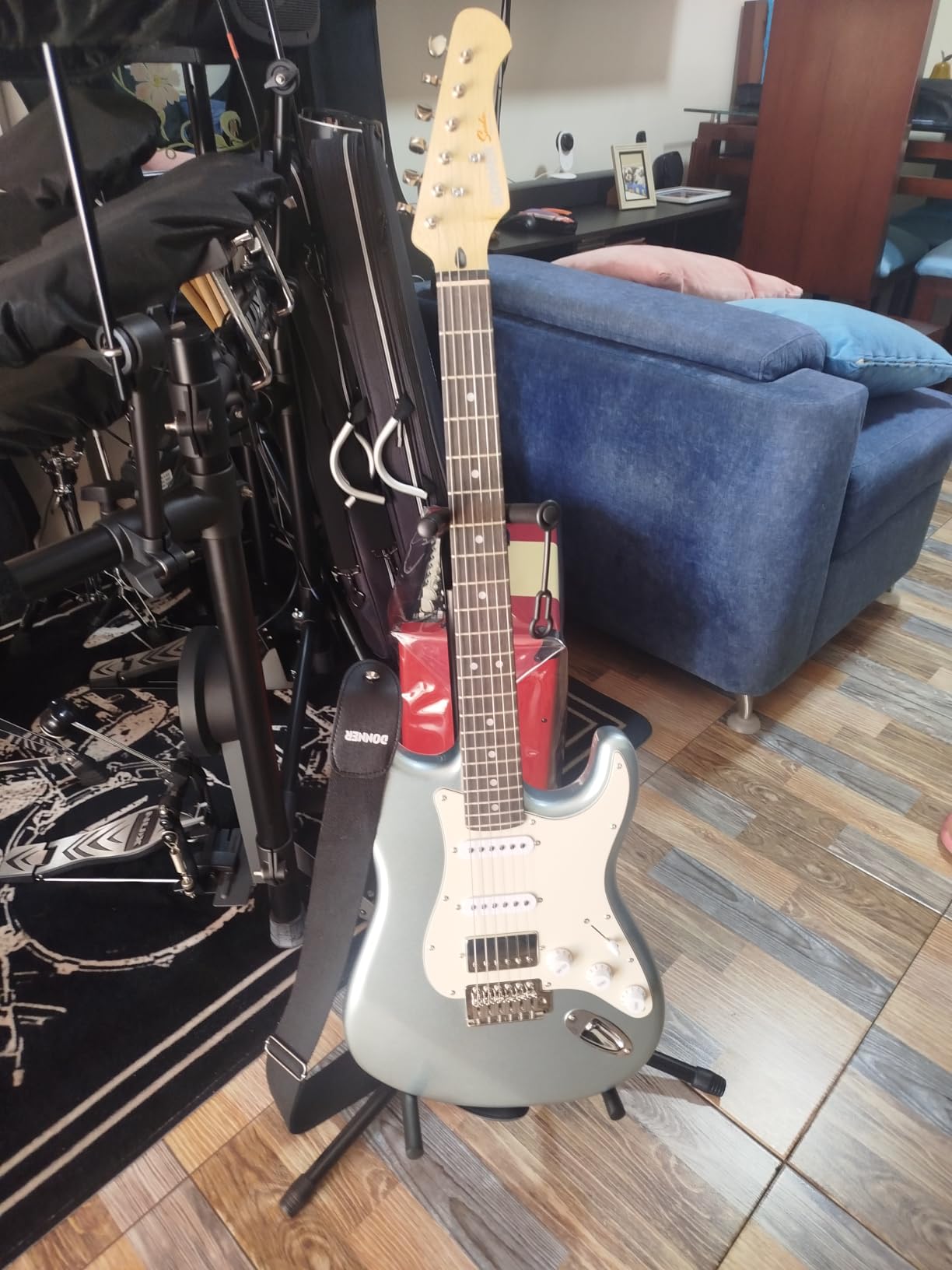Donner DST-152R Electric Guitar Kit for Adults from Beginners to Advanced customer photo 1