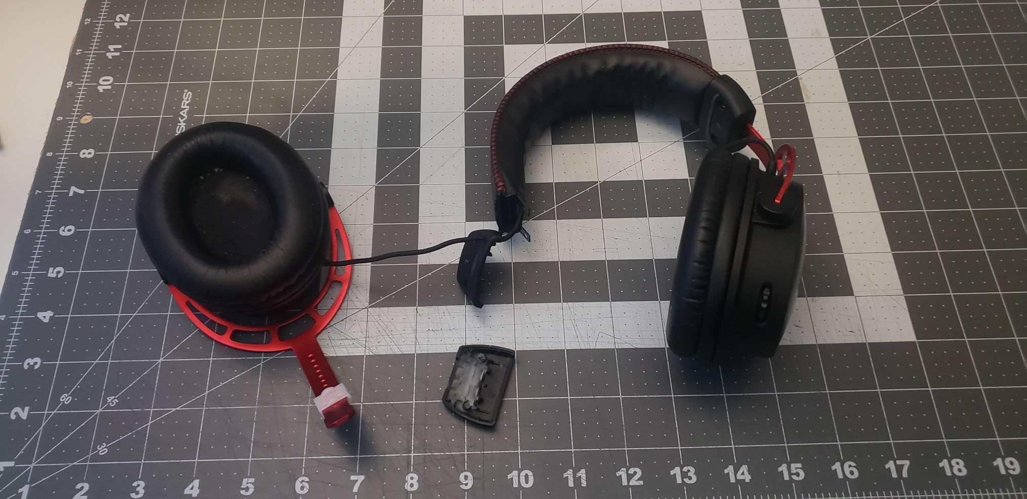 HyperX Cloud Alpha Wireless - Gaming Headset for PC, 300-hour battery life, DTS Headphone:X Spatial Audio, Memory foam, Dual Chamber Drivers, Noise-canceling mic, Durable aluminum frame,Red customer photo 1