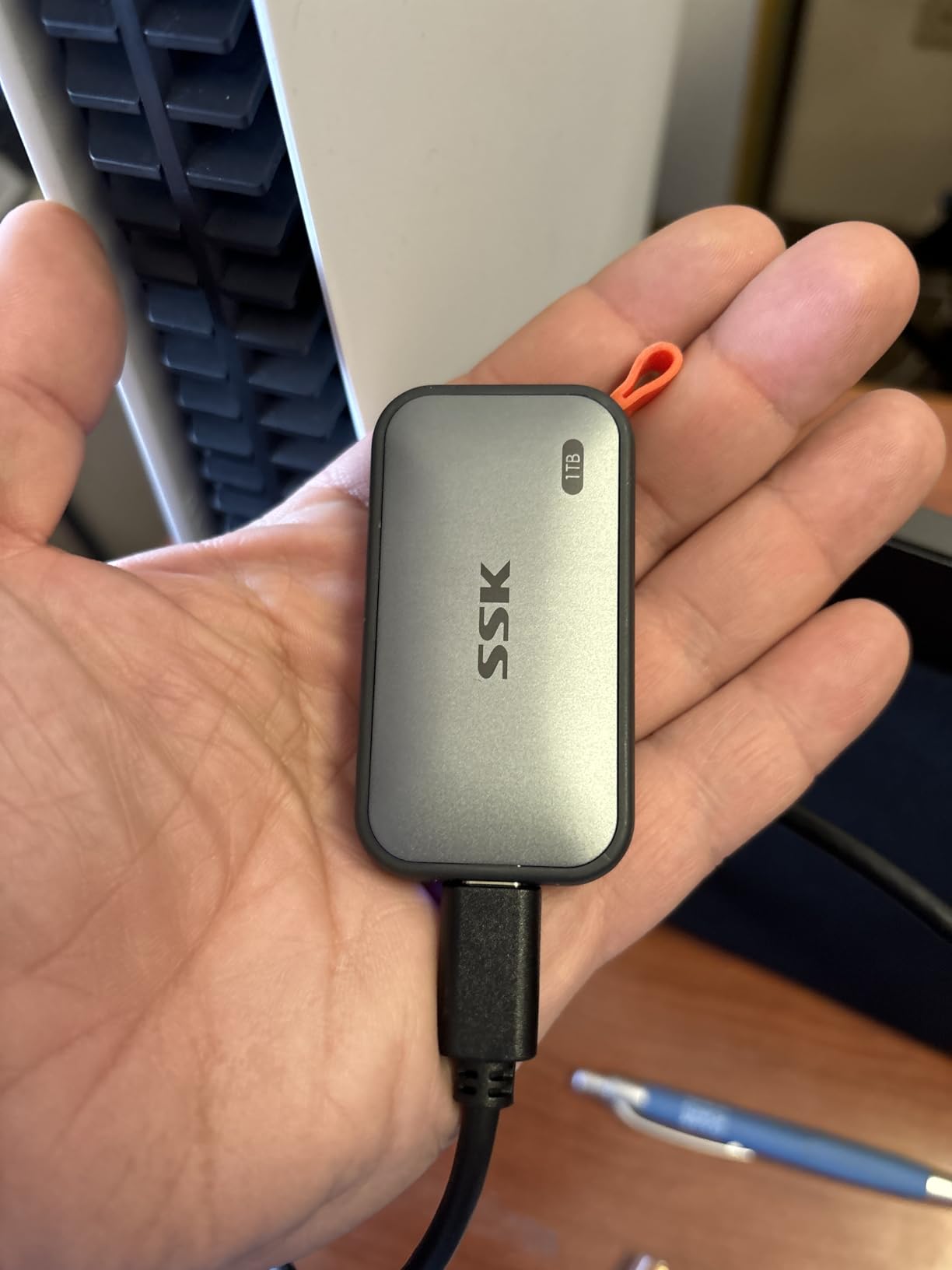 SSK Portable SSD 1TB External Solid State Hard Drive USB C Up to 1050MB/s | USB3.2 Gen2 A&C Cable, SMART & TRIM, 4KHDR ProRes, LED Light, OTG, iPhone 15/16/17Pro Wide Compatible, Aluminum customer photo 1