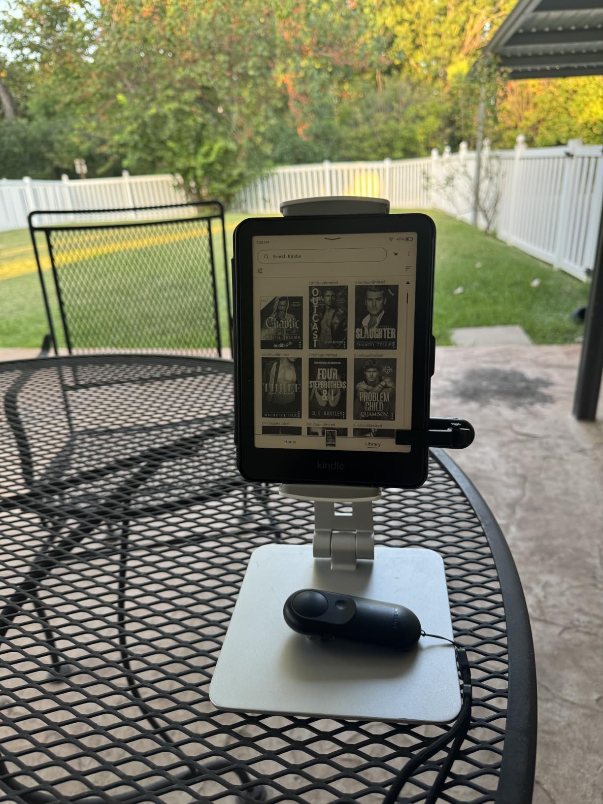 Amazon Kindle Paperwhite Signature Edition 32GB (newest model) – 20% faster with auto-adjusting front light, wireless charging, and weeks of battery life – Metallic Black customer photo 1