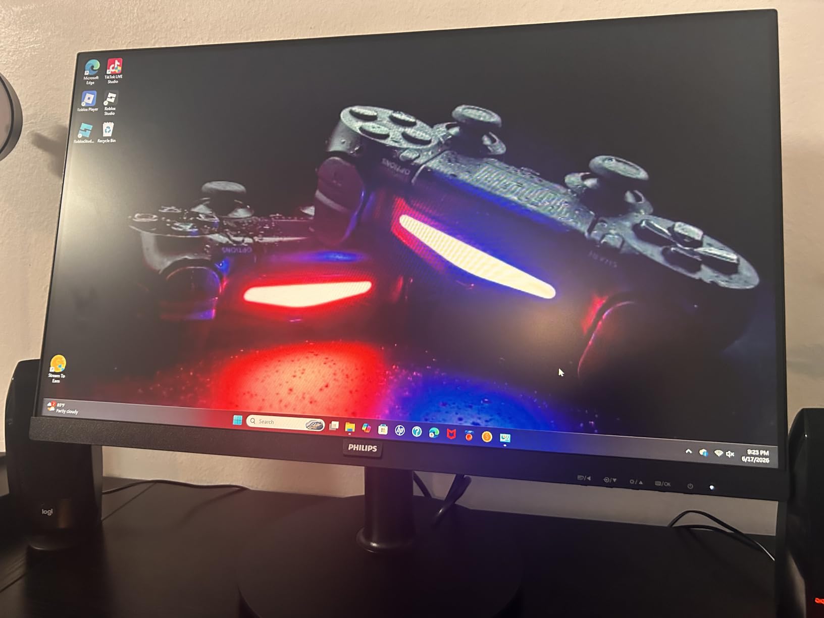 Philips 24 Inch Computer Monitor FHD 100Hz VA VESA Flicker-Free, 241V8LB customer photo 1