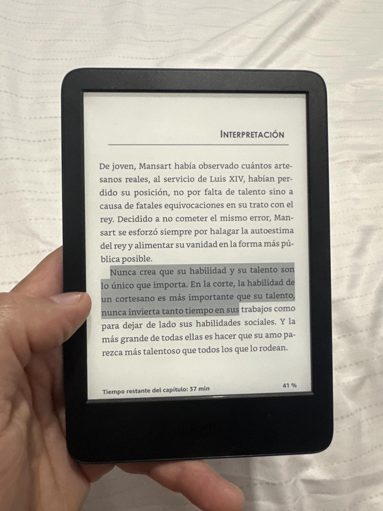 Amazon Kindle 16 GB (newest model) - Lightest and most compact Kindle, now with faster page turns, and higher contrast ratio, for an enhanced reading experience - Black customer photo 1