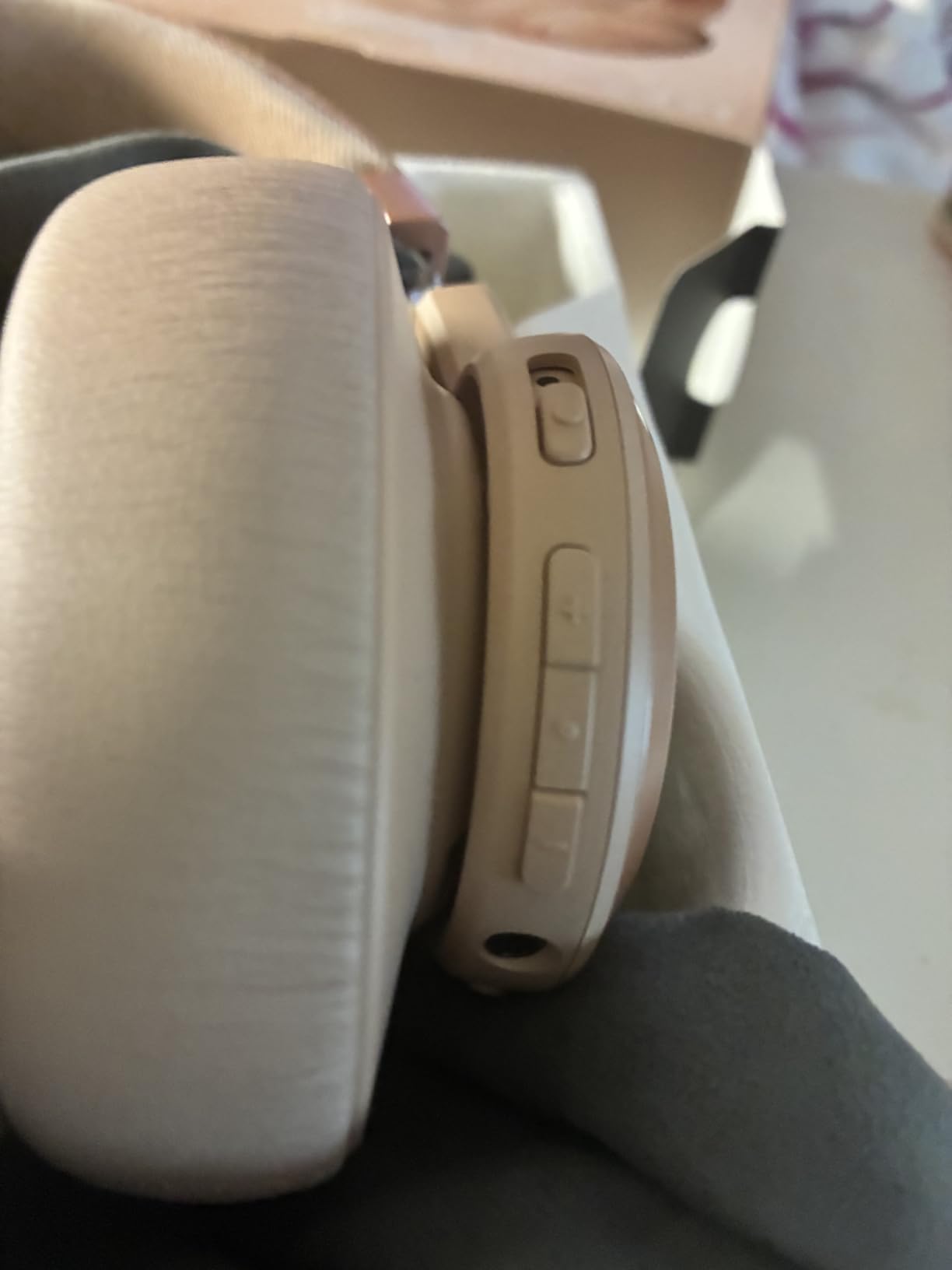 JBL Live 770NC - Wireless Over-Ear Headphones with True Adaptive Noise Cancelling with Smart Ambient, Up to 65 Hours of Battery Life, Comfort-fit Fabric Headband & Carrying Pouch (Blue) customer photo 2
