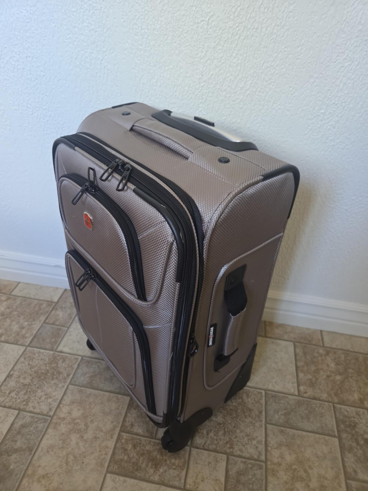 SWISSGEAR Sion Carry-On Spinner Luggage, Softside Expandable, Lightweight Suitcase, Evergreen, 22.75-Inch customer photo 1