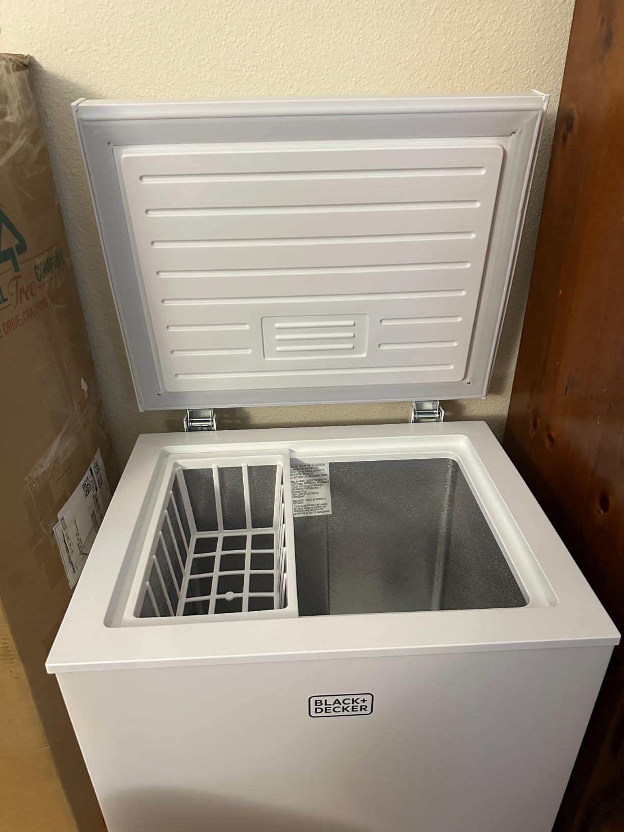 BLACK+DECKER 16.2 Cu. Ft. Chest Freezer, R600a Refrigerant, BCF1620E, White customer photo 1