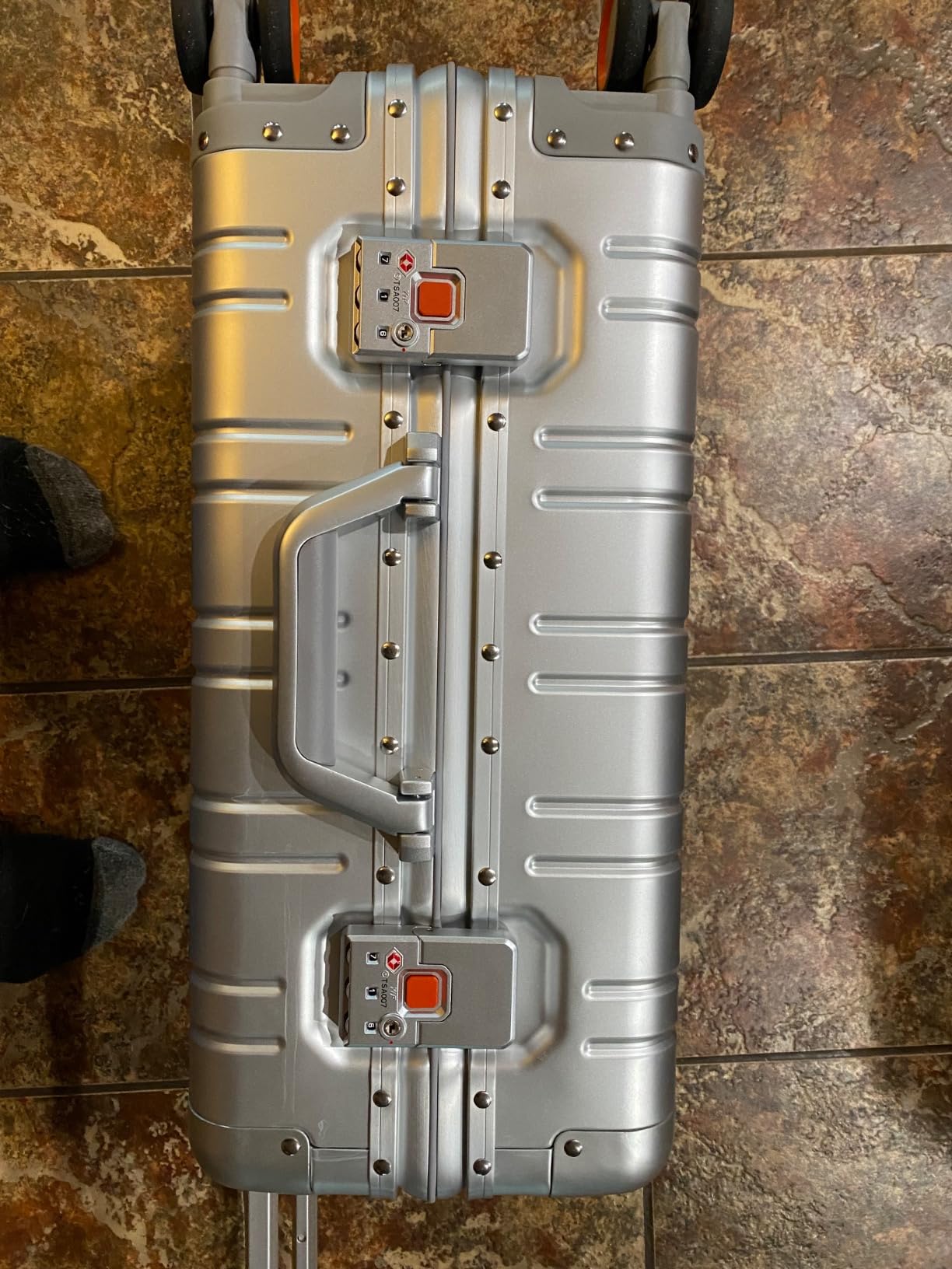 VentureVault All Aluminum 20 Inch Carry On Luggage With Wheels, Silver | Zipperless Suitcase, 22x14x9 Airline Approved, 360° Silent Spinner Wheels, TSA Locks, Lightweight, Hard Shell, Full Aluminum customer photo 2