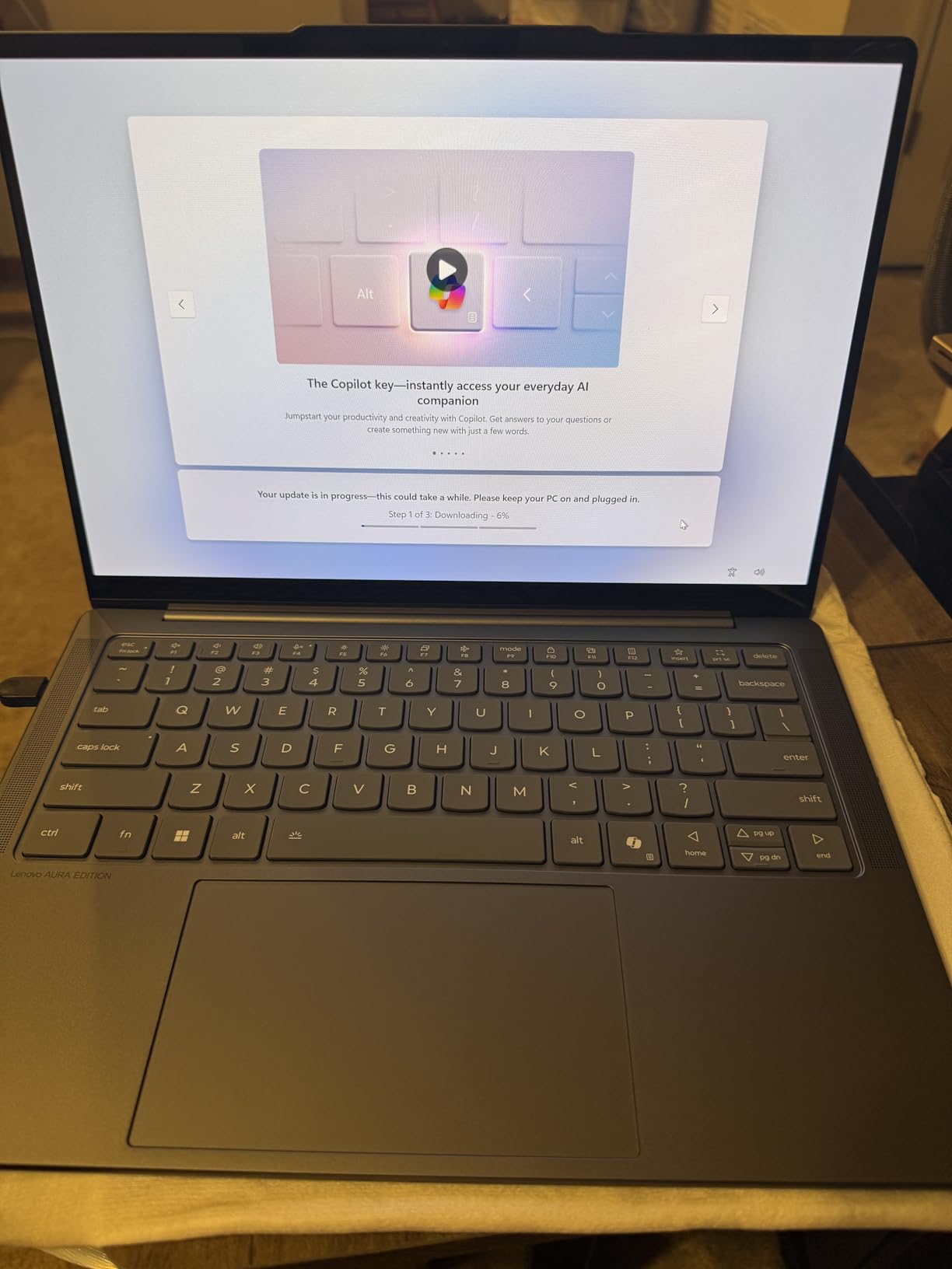 Lenovo Slim 7i Aura Edition - 2025 - Copilot+ PC - Core Ultra 7 Processor 256V - 14