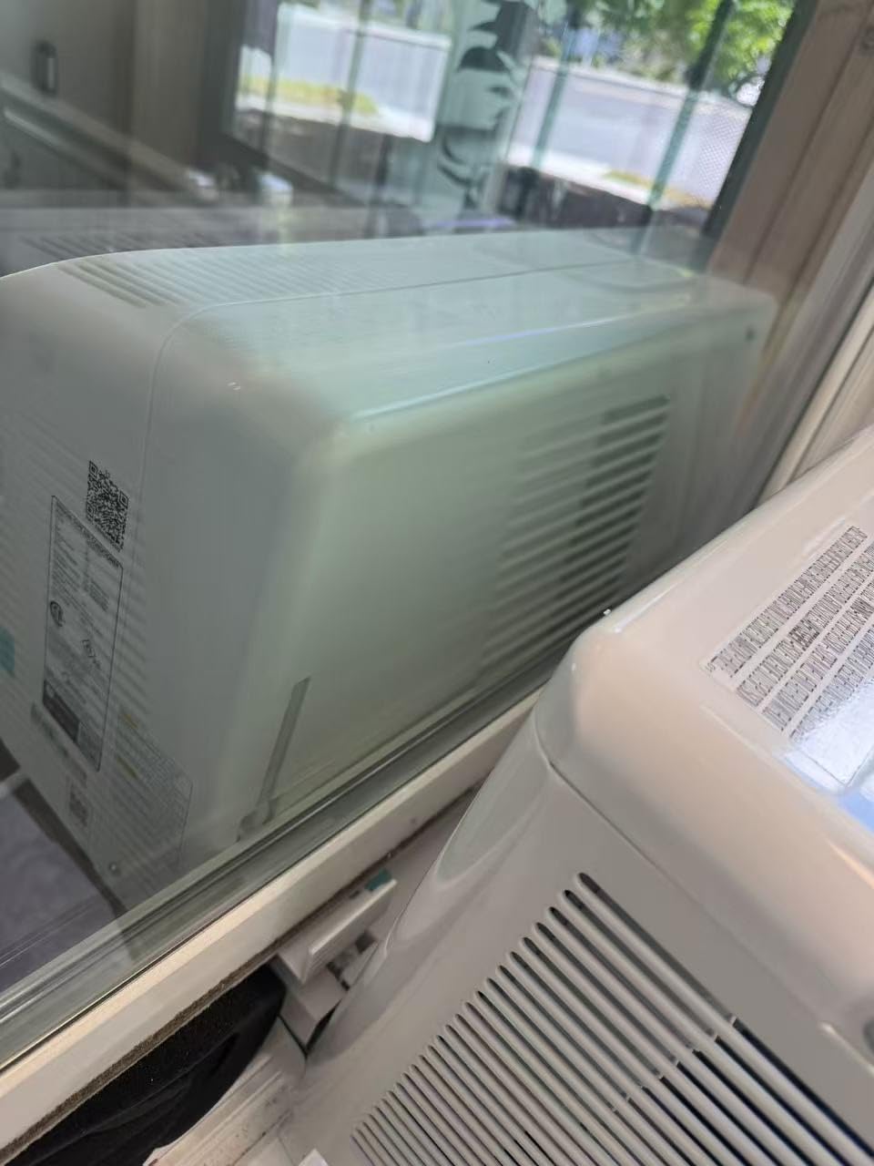 Midea 6,000 BTU U Shaped Window Air Conditioner, Cools up to 250 Sq Ft customer photo 1