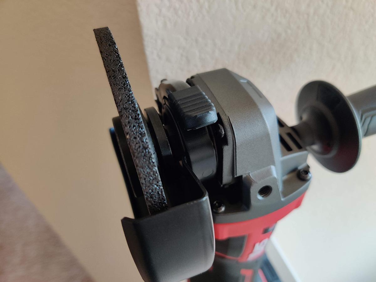 SKIL PWR CORE 20 Brushless 20V 4-1/2-Inch Angle Grinder Kit, Includes 5.0Ah Battery, PWRJump Charger and PWRAssist USB Adapter - AG2907-1A customer photo 1
