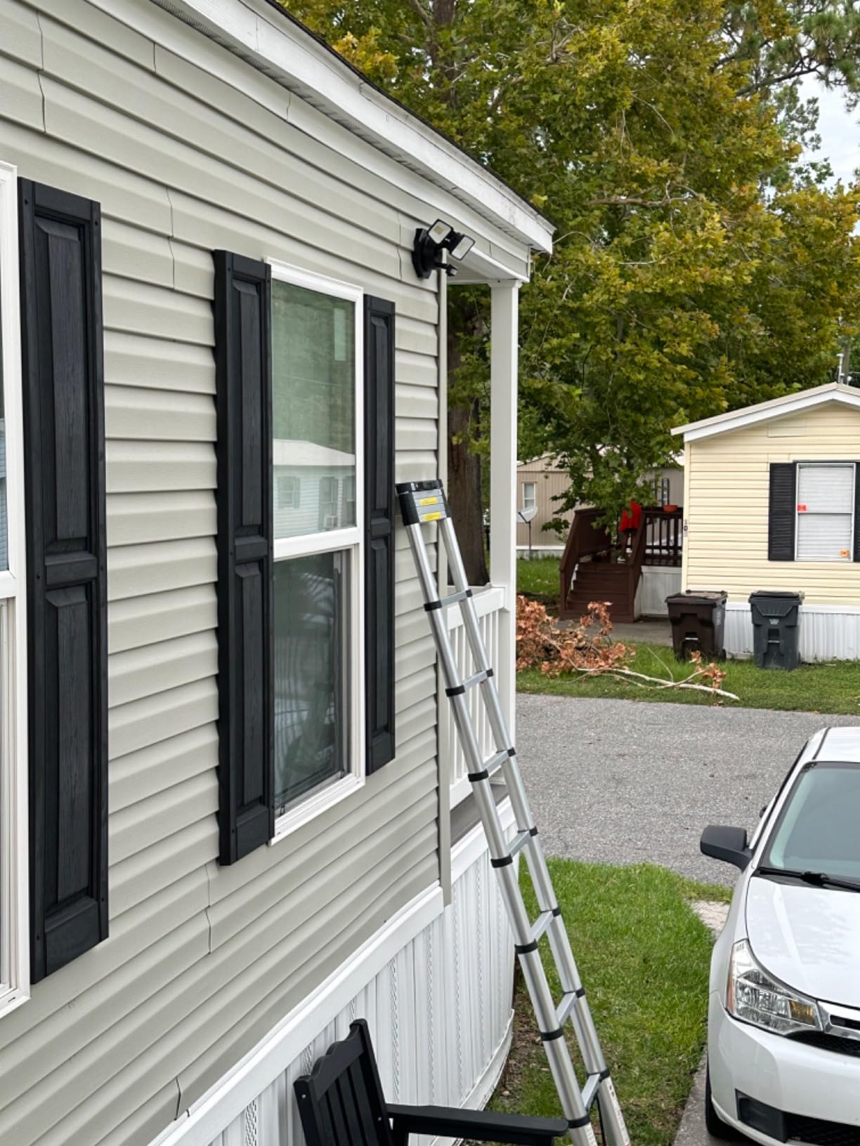 VEVOR Telescoping Ladder 10.5 FT Aluminum Extension Ladder(375 LBS Capacity, One-Button Retraction, Collapsible & Portable with Non-Slip Feet for Home, RV, Loft, ANSI Listed) customer photo 2